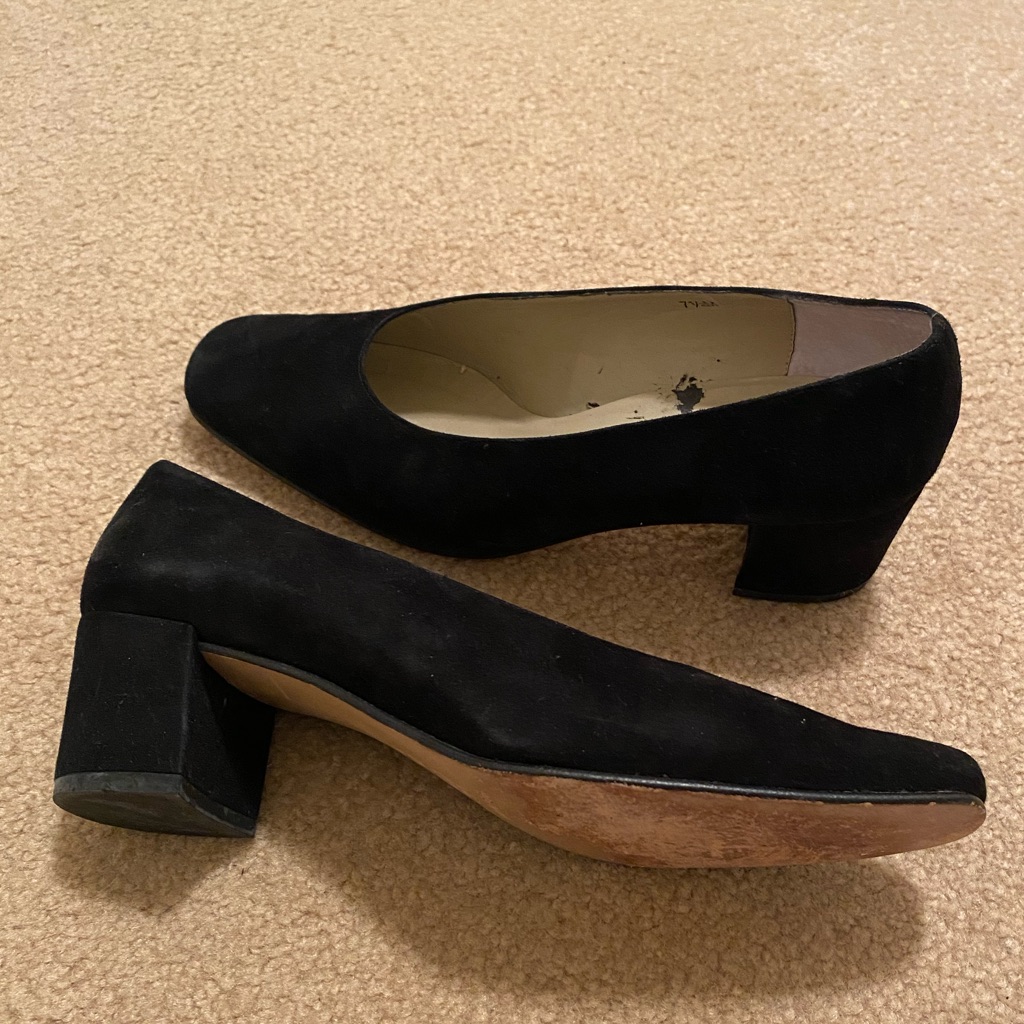 Van Eli Black Suede Heel Size 7.5